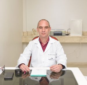 Dr. André